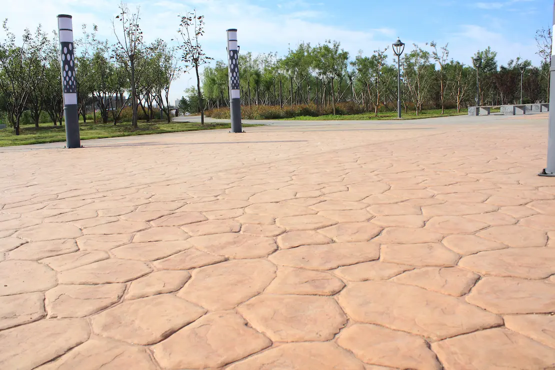 Zona de reposo de una universidad con pavimento de hormigón impreso. Zona de reposo de una universidad con pavimento de hormigón impreso.