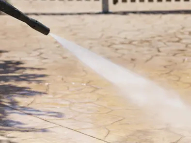 Limpiando el hormigón impreso con agua de alta presión Limpiando el hormigón impreso con agua de alta presión