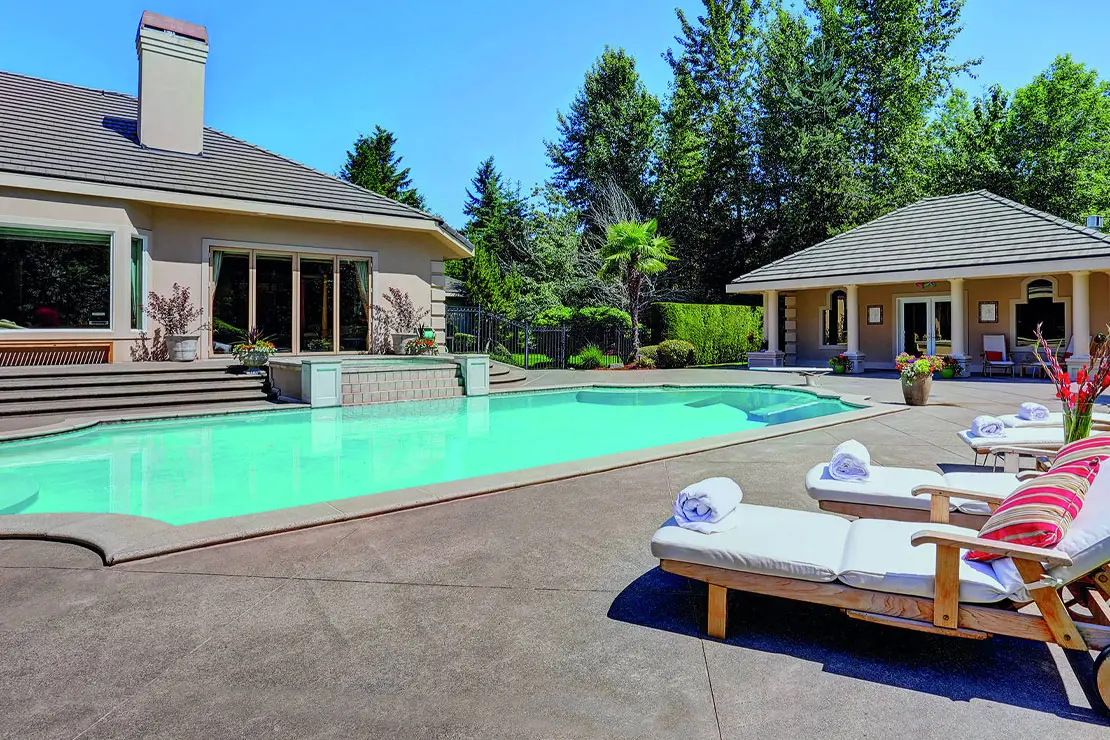 Casa con impresionante piscina pavimentada con hormigón impreso. Casa con impresionante piscina pavimentada con hormigón impreso.